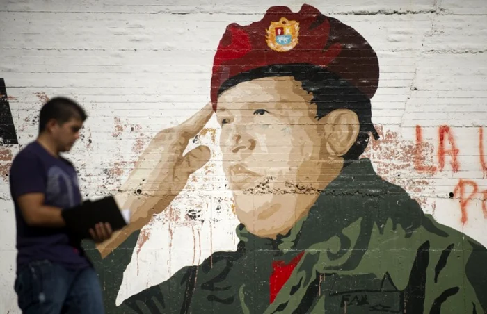 El Comandante Hugo Chavez e prezent prin afişe FOTO AFP