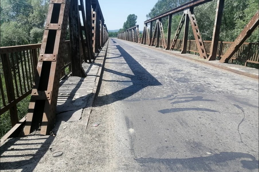 Pod care leagă două județe, sabotat de doi gândaci și o broască. Povestea greu de crezut a unei investiții din România