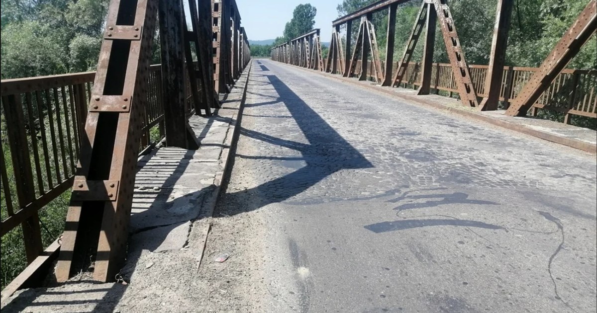 Pod care leagă două județe, sabotat de doi gândaci și o broască. Povestea greu de crezut a unei investiții din România