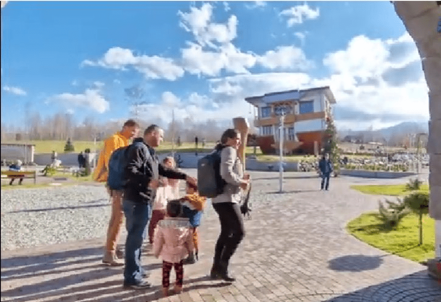 Casa răsturnată din Sibiu, magnet pentru turişti. Cât a costat construcția trăsnită: „La început am regretat” VIDEO