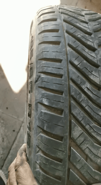VIDEO Zeci de mașini cu anvelopele tăiate, din cauza unui camionagiu. A înșirat resturi metalice pe carosabil  