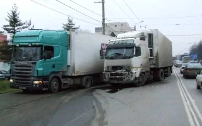 Se pare că unul din vehicule era gol, iar celălalt era plin cu apa minerală. FOTO: Arhivă