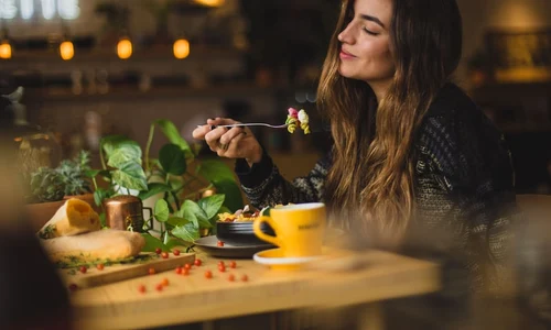 femeie mananca pranz cina jpeg