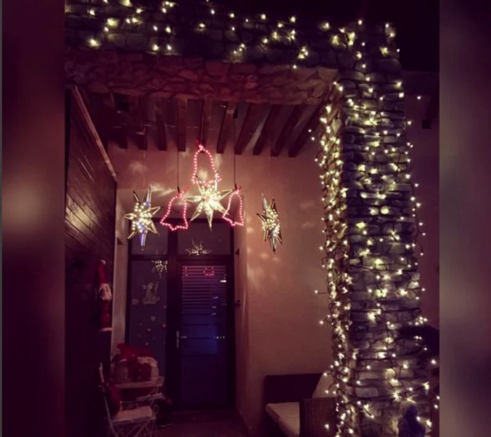 Încă de la intrare, oaspeţii sunt introduşi în atmosfera sărbătorilor