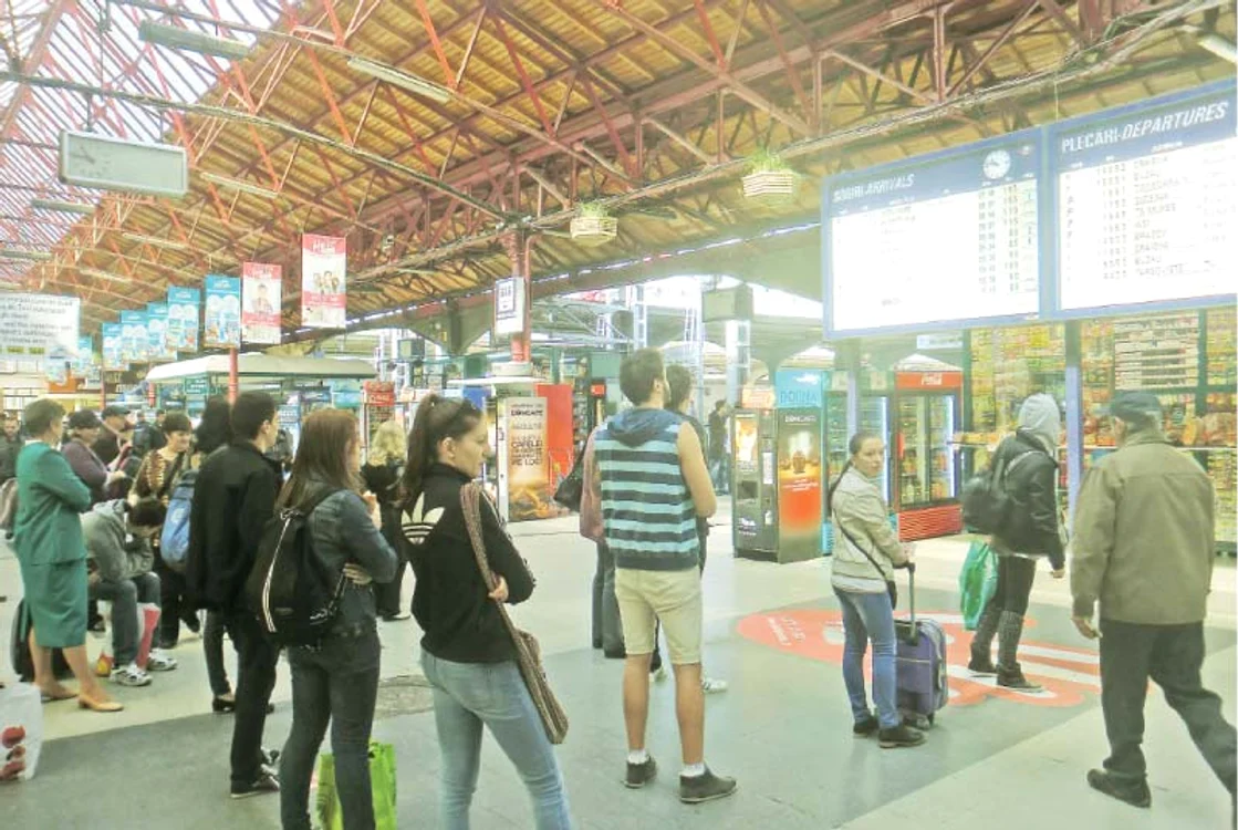 
    În Gara de Nord, trenurile  au ajuns cu întârzieri de  aproape 200 de minute (Fotografii: călin radu)  