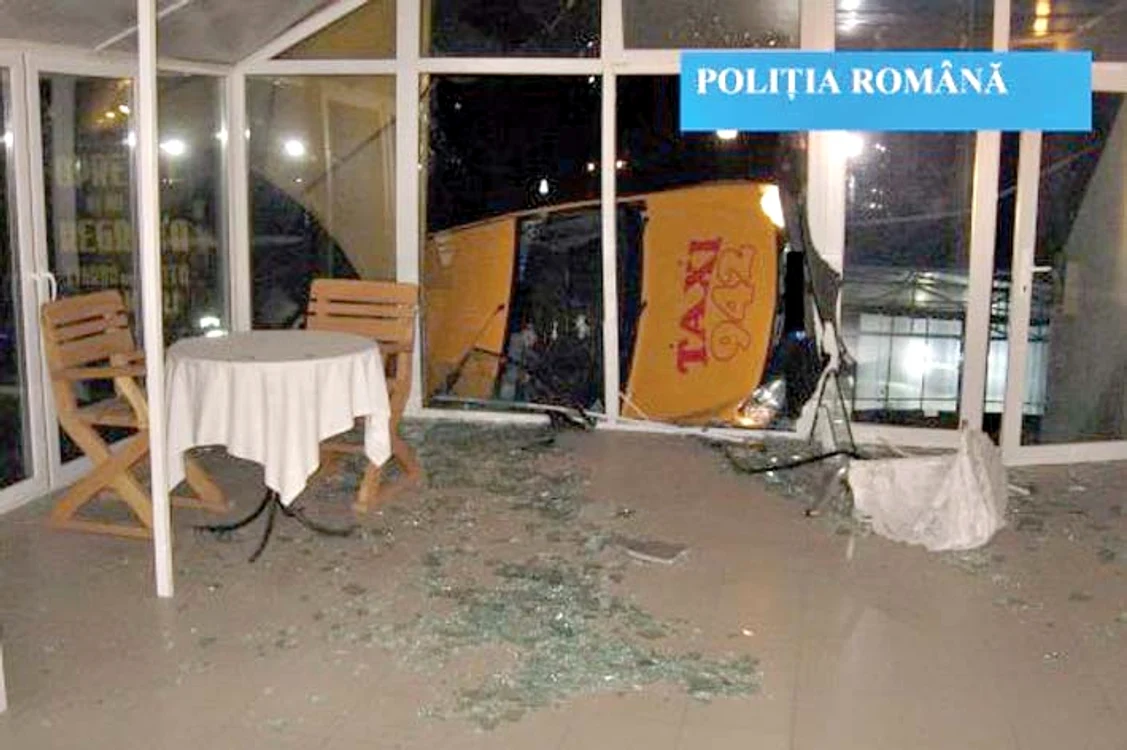 
    Geamurile localului s-au făcut ţăndări, iar maşina a rămas blocată între tocurile geamurilor  