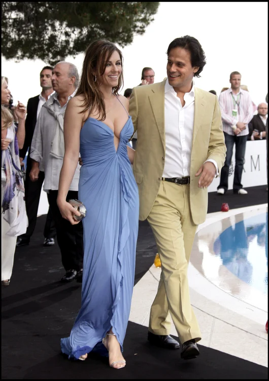 Elisabeth Hurley și Arun Nayar au divorțat după ce actrița a fost surprinsă cu amantul