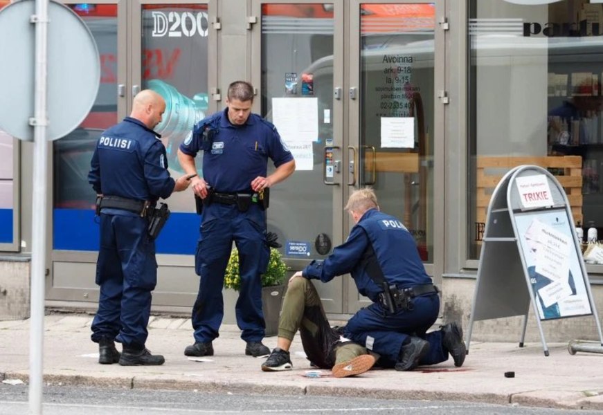 Patru persoane au fost înjunghiate în apropierea unui centru comercial din Finlanda. Un suspect arestat
