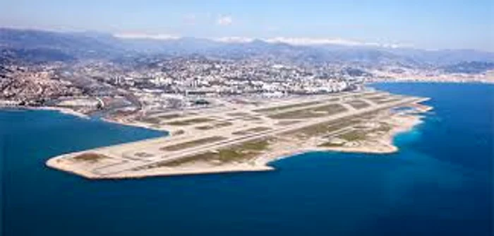 
    Alarma din aeroportul din Nisa survine după atentatul cu 84 de morți de joi noapte  