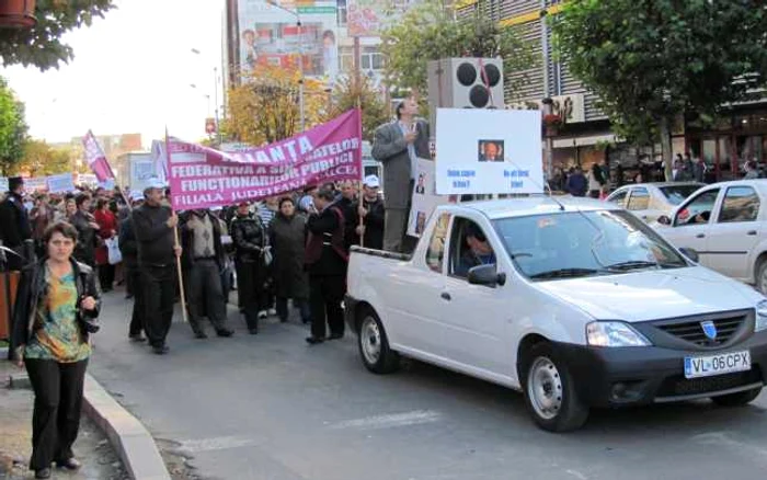 500 de oameni protesteaza din cauza saraciei