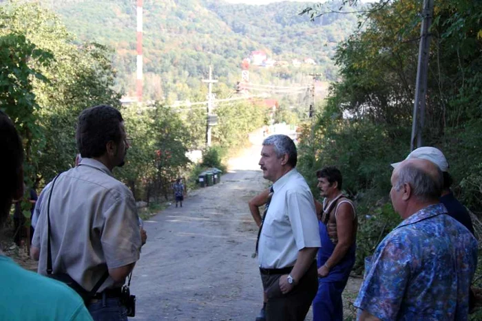 Locuitorilor de pe Strada Poenari li se consolidează drumul afectat de inundatiile din primăvară