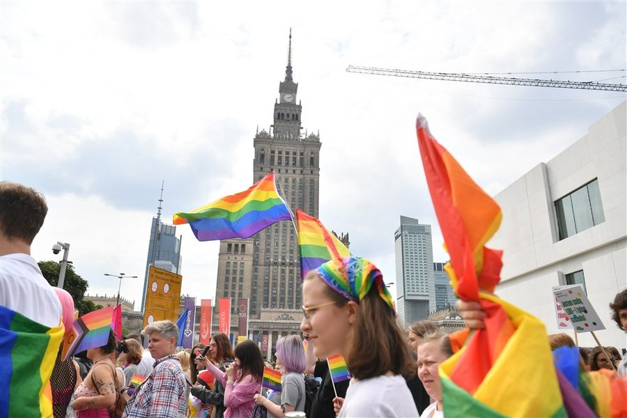 Zeci de mii de participanţi la un marş la Varşovia cerând egalitate pentru persoanele LGBTQ | FOTO