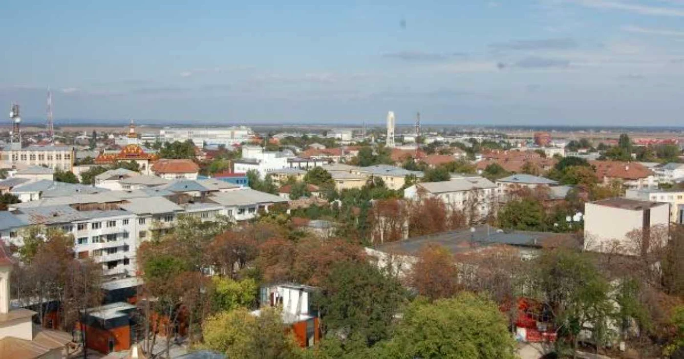 Municipiul este, cel puțin în zona centrală, supraaglomerat