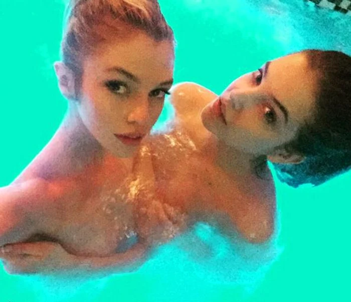 Stella Maxwell (24 de ani) și Barbara Palvin (22 de ani), dezbrăcate în piscină