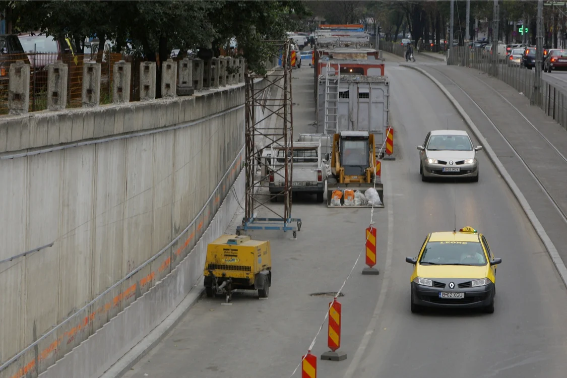 
    Lucrările vor afecta prima bandă din ambele sensuri de circulaţie  