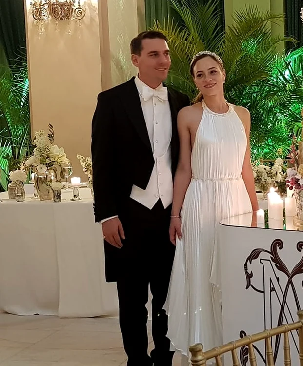 Alina și Nicolae și-au schimbat ținutele la petrecere