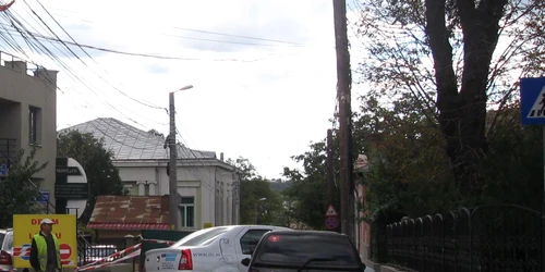 Un muncitor de la Apa Vital a fost postat la intrarea pe strada Săulescu pentru a dirija şoferii