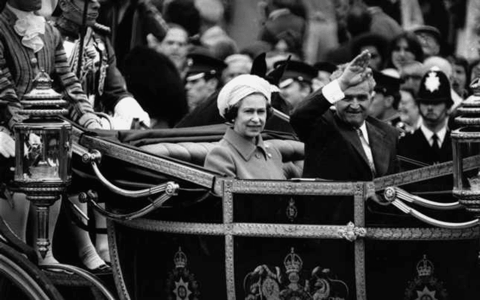 Românul care s-a opus vizitei lui Ceaușescu la Regina Elisabeta a II-a. Fiul lui a fost decorat de suverana Marii Britanii