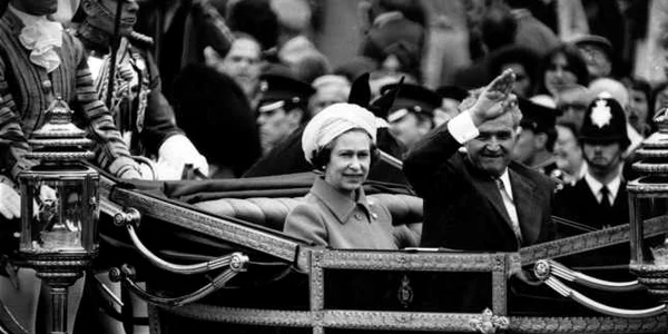 2 regina angliei si ceausescu jpg jpeg