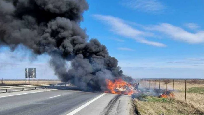 Mașina care a luat foc Foto: ISU Argeș