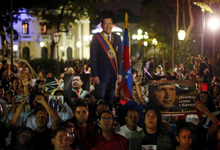 Susţinătorii lui Chavez s-au strâns în faţa spitalului în care se afla internat acesta, la aflarea veştii că liderul lor a murit FOTO Reuters