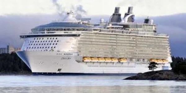 VIDEO ''Oasis of the Seas'', cea mai mare şi mai scumpă navă de croazieră