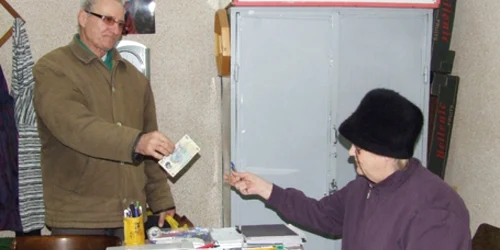 Un pensionar din Piatra Neamţ plăteşte cu strângere de inimă factura la căldură pentru luna noiembrie