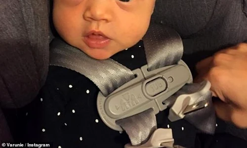 Lyla are ochii albaştri şi seamănă cu tatăl ei jpeg