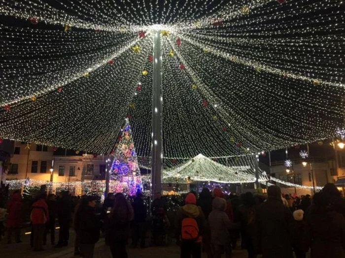 Iluminatul public festiva  fost aprins în Craiova în această seară 