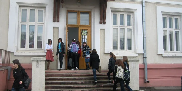 Elevii pot depune cererile la secretariat până pe 18 decembrie