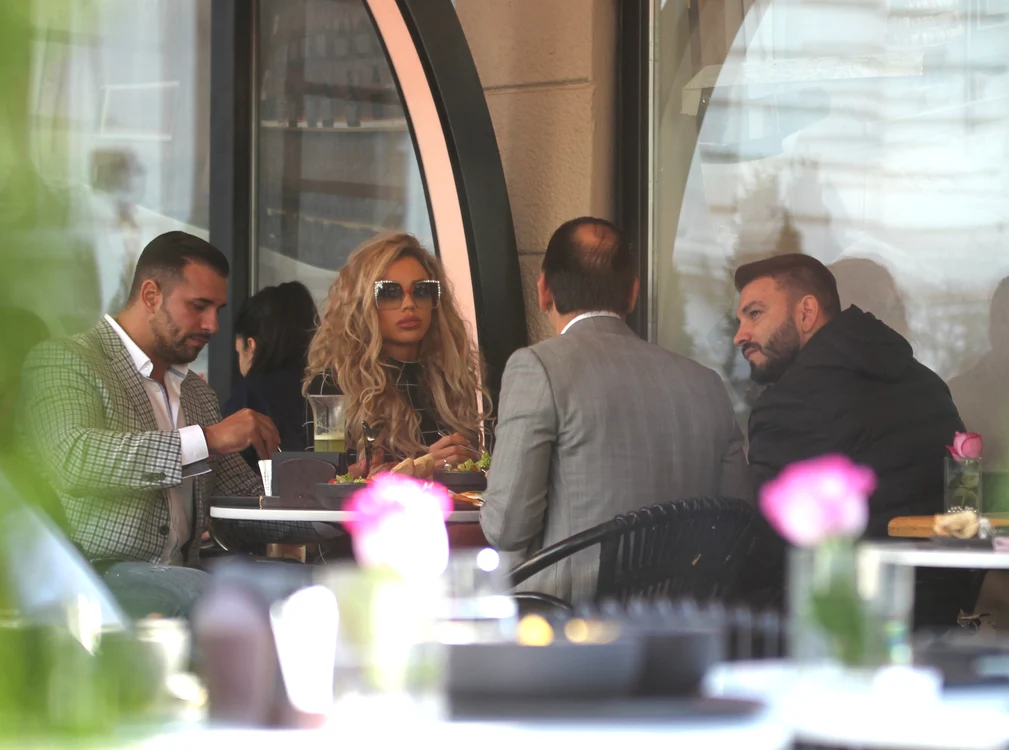 
    Bianca Drăguşanu, surprinsă la masă cu trei bărbaţifoto: Mihai Ionescu  