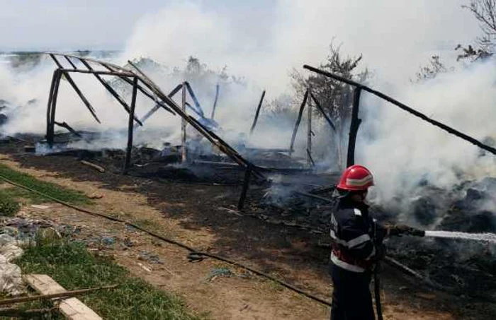 Depozit de furaje mistuit de incendiu la Matca FOTO ISU Galaţi