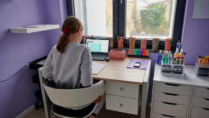 
    Fata a fost găsită moartă în fața calculatorului Foto: observatornews.ro  