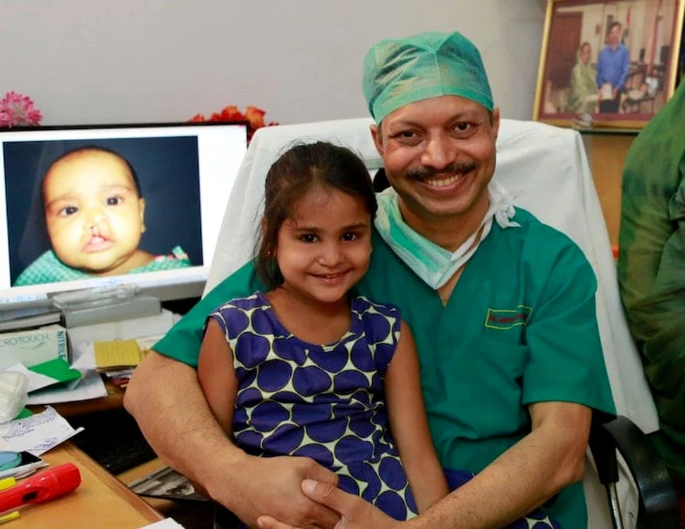 Dr. Kumar Singh readucezâmbetul pe chipul copiilor cu buză de iepure. Foto: Facebook