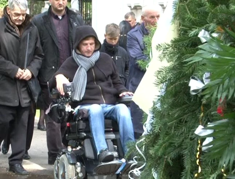 
    Mihăiţă Neşu, la înmormântarea mamei (FOTO VOCEA TRANSILVANIEI)  