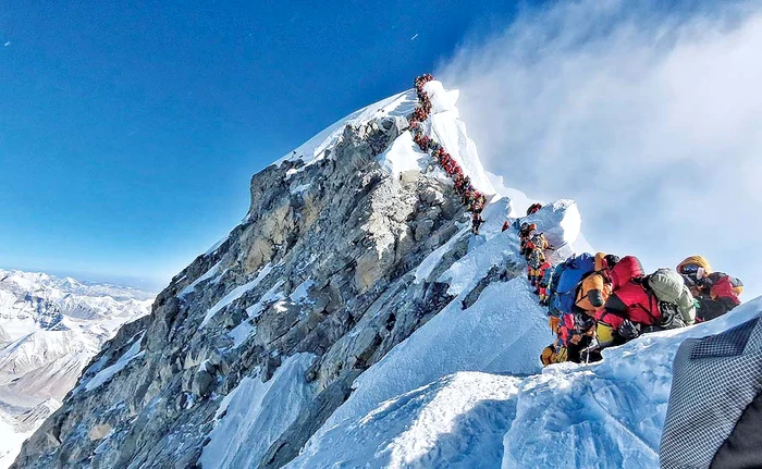 
    Primăvara e aglomeraţie pe cel mai înalt vârf al planeteiFoto: AFP  