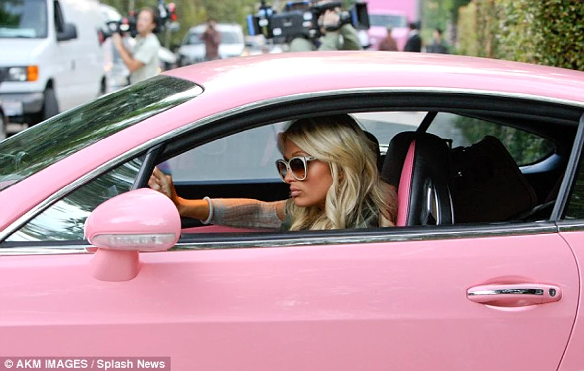 
    Paris Hilton şi-a asortat camionul cu Bentley-ul (Foto: dailymail.com)  