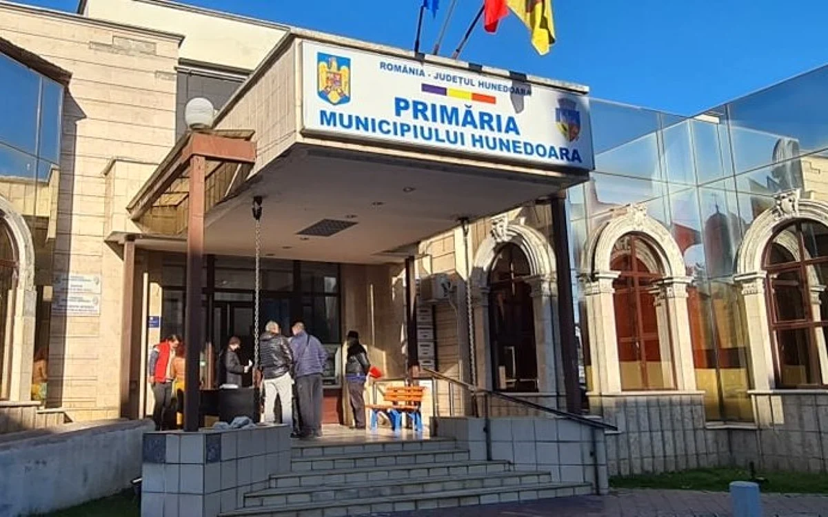 Localnicii sunt aşteptaţi afară de angajaţii Primăriei Hunedoara. Foto: Primăria Hunedoara
