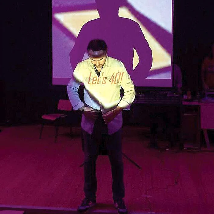 Bobby, impresionat până la lacrimi de surpriza făcută de familie şi prieteni