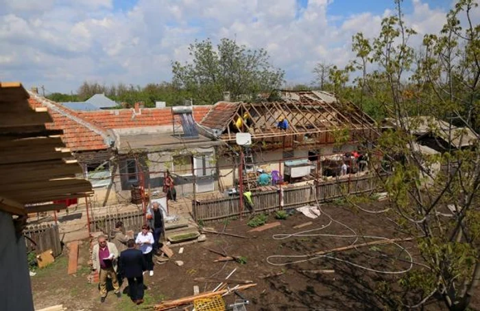 Locuinţele devastate de tornadă din satul Constantin Brâncoveanu sunt reparate FOTO CJC