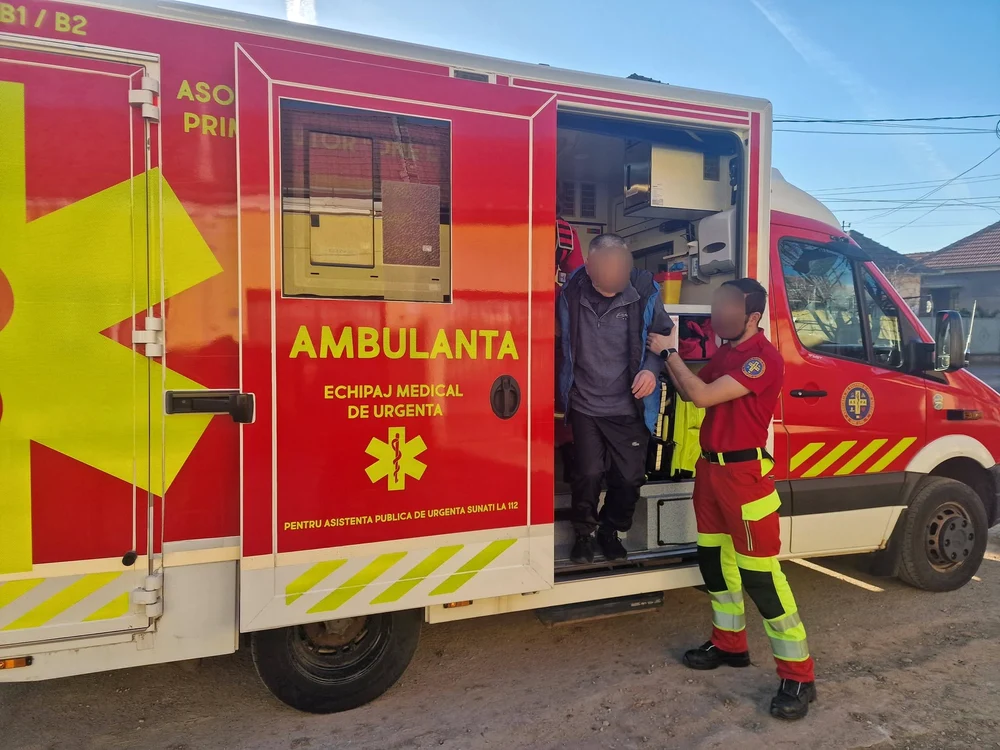 Pacient urcat într-o ambulanță