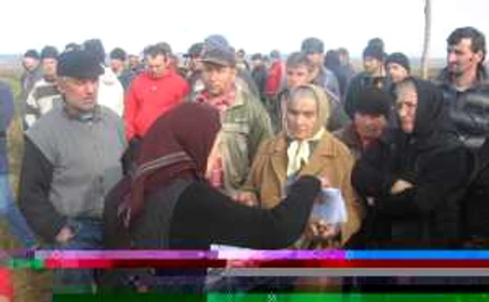 Sătenii din Hănţeşti adună actele pe care le vor prezenta magistraţilor