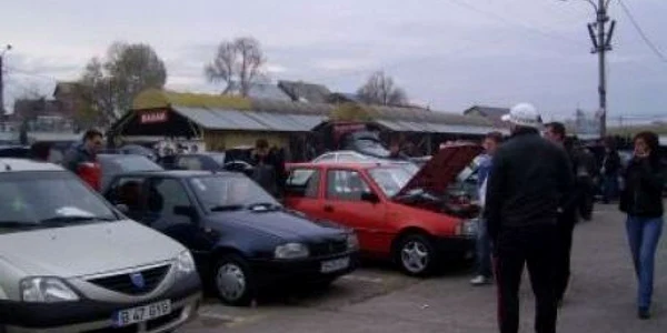 Primăria vrea să-i taxeze pe cei care îşi lasă maşinile în târg
