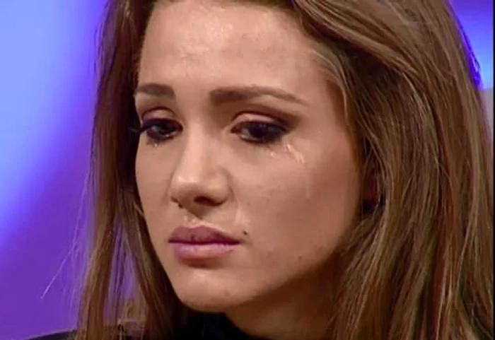 Solista a lăcrimat în direct