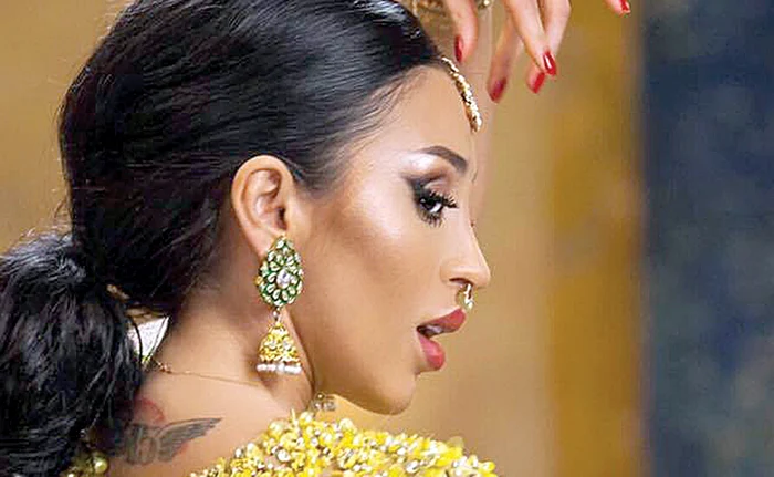 
    Solista a  filmat un  videoclip sexy  pentru piesa  “Condimente”  