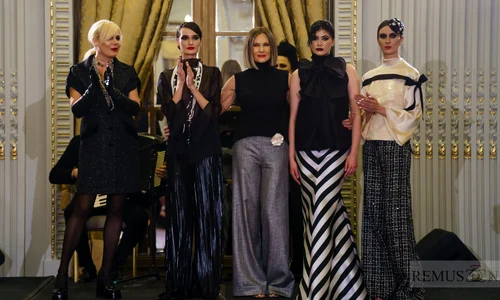 Dana Savuica a defilat pe podium pentru Romanita Iovan, in show ul Soiree de la Mode, 140 de anid de Coco Chanel Remus Nicolaescu (1) jpg