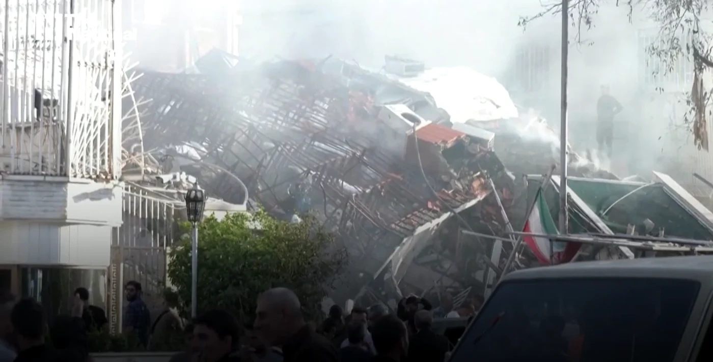 Lovituri israeliene au atins clădirea consulatului iranian la Damasc. FOTO Captura The National News