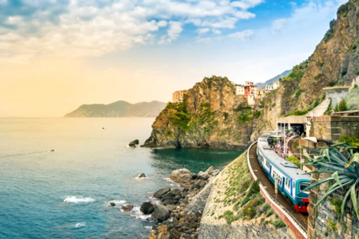 Cea mai frumoasă călătorie cu trenul trece prin satele din Cinque Terre. Foto: IStock