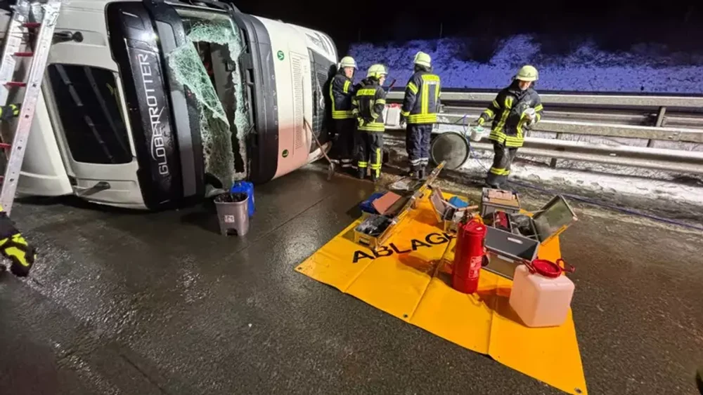 Un șofer român s-a răsturnat cu TIR-ul pe o autostradă în Germania. Pompierii l-au scos prin parbriz