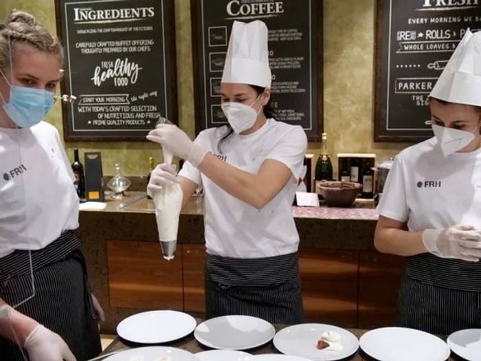 
    Cristina Neagu s-a ocupat de aranjamentul farfuriilor  